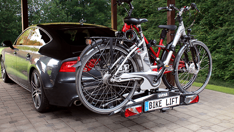 PKW mit E-Bike-Fahrradträger