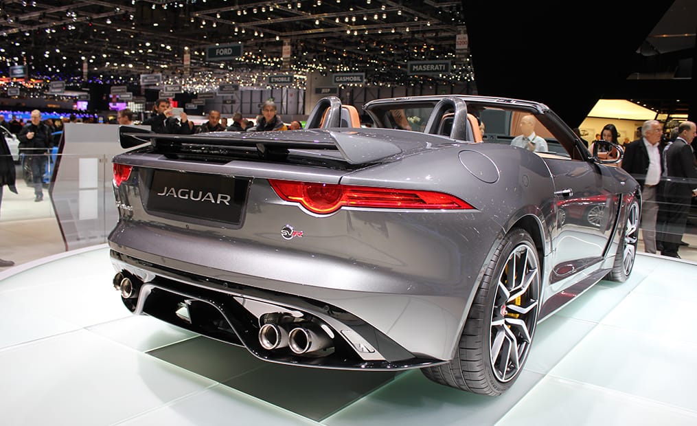 Der F-Type SVR erreicht, laut Jaguar, die magische Marke von 200 Meilen pro Stunde (322 km/h) dank 575 PS. Preise ab 138.400 Euro.